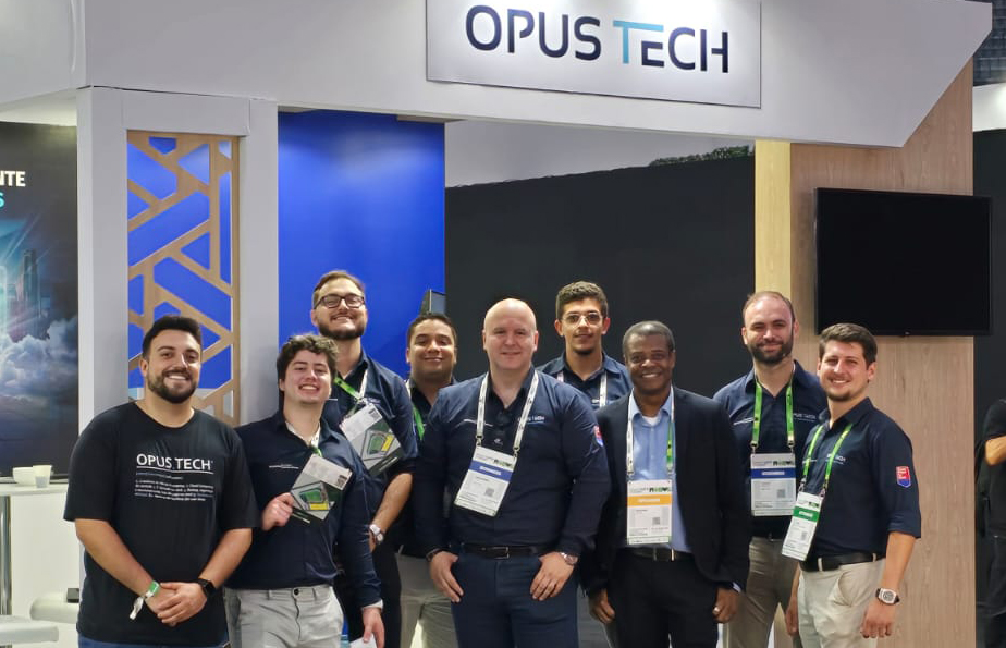 equipe da opus tech na smart city curitiba em 2025, com seu stand.