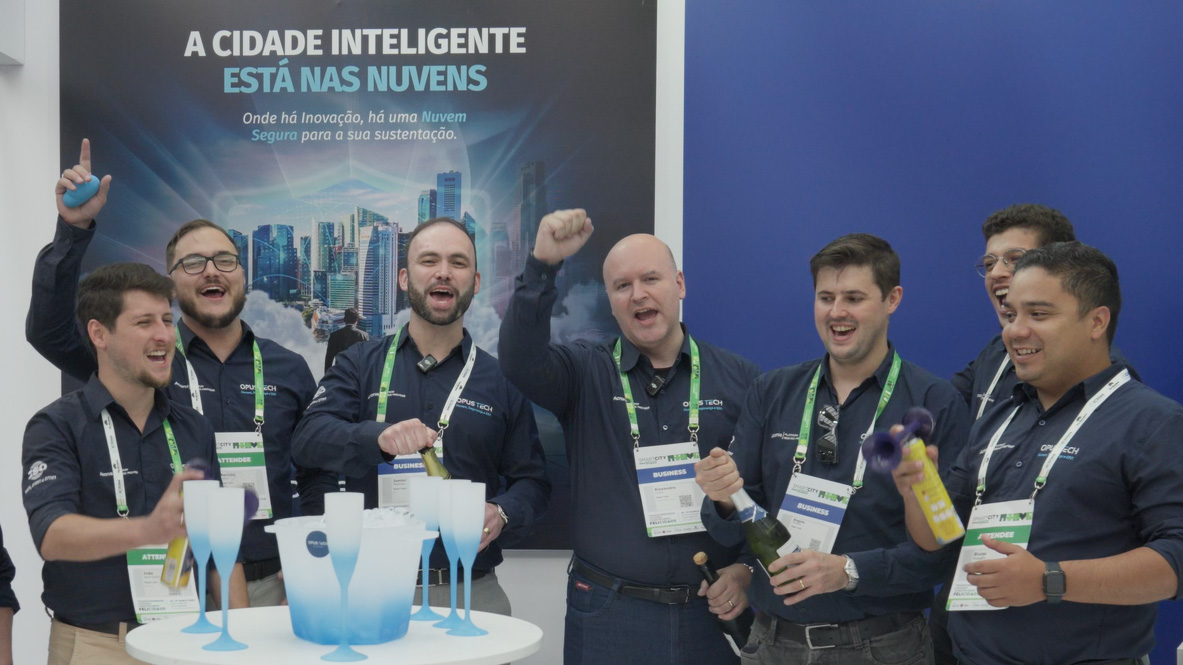 equipe da opus tech comemorando sorridente o resultado da smart city 2025 em curitiba